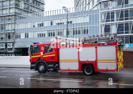 Merseyside Fire & Rescue Appliance, Feuerwehrauto, Rettungsfahrzeug, Rettung, Feuerwehr, Sicherheit, Motor, rot, Transport, Ausrüstung, Transport, Feuerwehrmann, Gefahr, Abteilung, Service-Feuerwehrfahrzeug, Reaktion auf einen Notfall in The Strand, Liverpool, Großbritannien Stockfoto