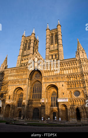 Blick auf die Westfassade der Kathedrale von Lincoln, Lincolnshire, UK Stockfoto