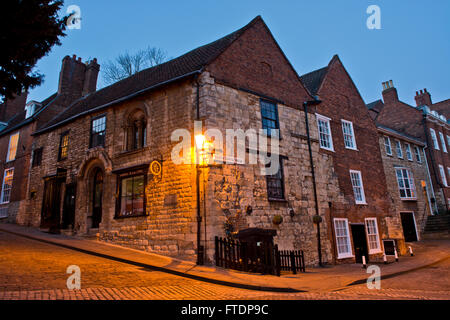 Twilight-Bild von Norman Haus auf steilen Hügel, Lincoln, Lincolnshire, Großbritannien Stockfoto