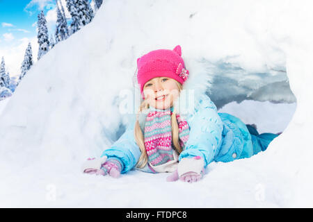 Kleines Mädchen Crawl durch Schnee Tunnel im park Stockfoto