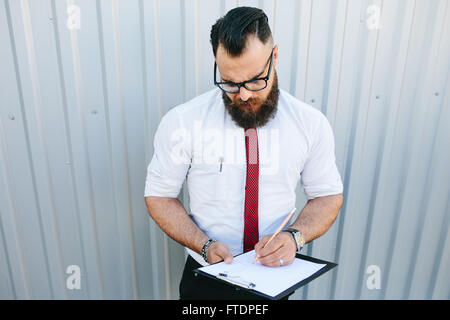 Geschäftsmann unterzeichnet ein Dokument Stockfoto