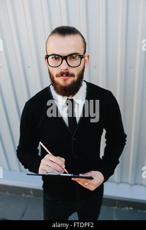 Geschäftsmann unterzeichnet ein Dokument Stockfoto