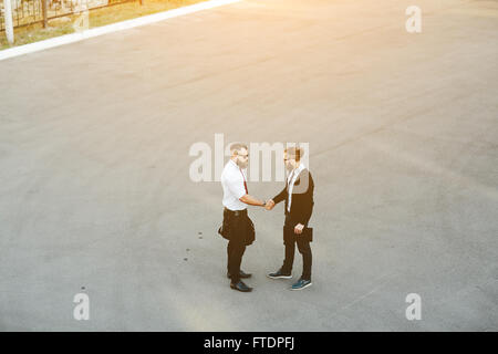 Zwei Geschäftsleute Händeschütteln Stockfoto