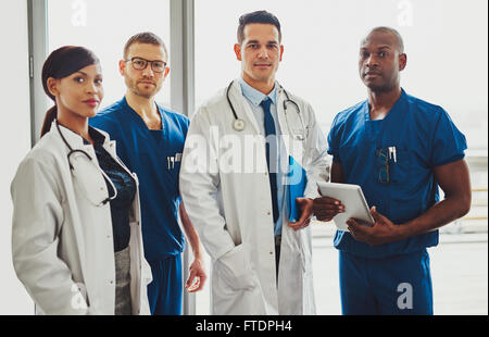 Multiethnischen Team von Ärzten im Krankenhaus stehen in einem Gang bereit, eine Gemeinde Runde machen Stockfoto