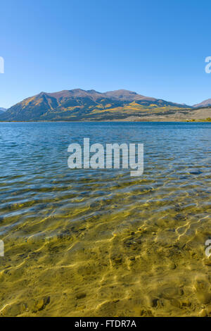 Herbst-Bergsee - Herbst-Blick auf kristallklares Twin Lakes, am Fuße des Mount Elbert, in der Nähe von Leadville, Colorado, USA. Stockfoto