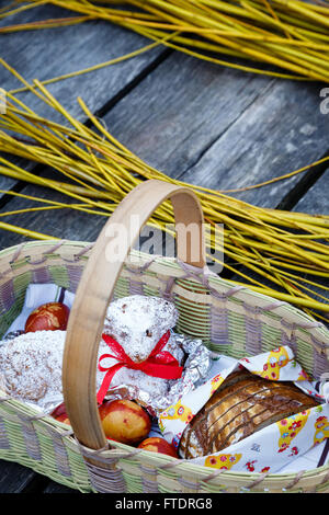 Sainted Ostern Lamm Kuchen und Brot in einem Korb Stockfoto