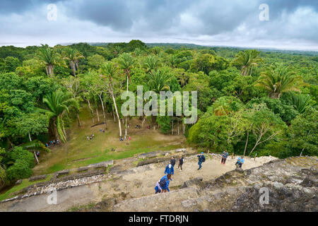 Touristen, die Aussicht auf Yucatan von der Spitze der hohen Tempel, alte Maya-Ruinen, Lamanai, Belize Stockfoto