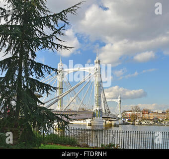 Albert Bridge London vom Battersea Park gesehen. Stockfoto