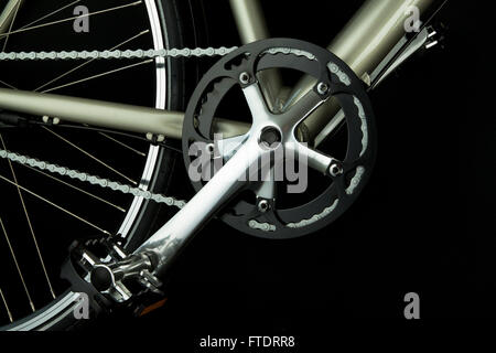 Nahaufnahme von Fahrradteile, Kurbel, Kette aus Edelstahl, Alu-Pedale und Pedal Arme Stockfoto