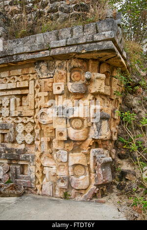 Steinskulptur an der alten Maya-Ruinen, Tempel Nonnenkloster Viereck, Yucatan, Mexiko Stockfoto