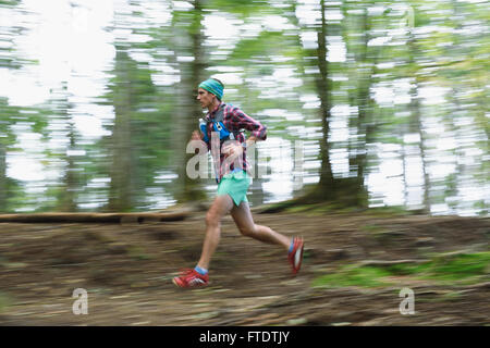 Kaukasischen Mann läuft am Mount Daibosatsu, Yamanashi Präfektur, Japan Stockfoto