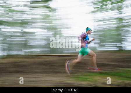 Kaukasischen Mann läuft am Mount Daibosatsu, Yamanashi Präfektur, Japan Stockfoto