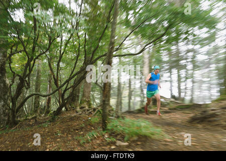 Kaukasischen Mann läuft am Mount Daibosatsu, Yamanashi Präfektur, Japan Stockfoto