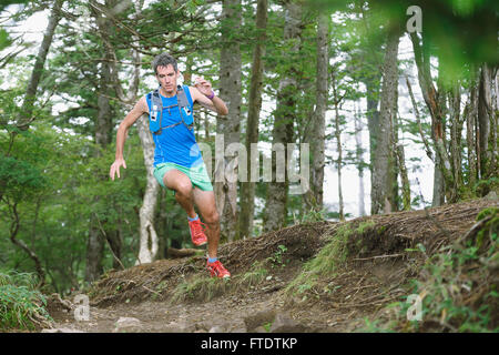 Kaukasischen Mann läuft am Mount Daibosatsu, Yamanashi Präfektur, Japan Stockfoto