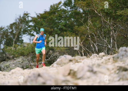 Kaukasischen Mann läuft am Mount Daibosatsu, Yamanashi Präfektur, Japan Stockfoto