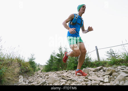 Kaukasischen Mann läuft am Mount Daibosatsu, Yamanashi Präfektur, Japan Stockfoto