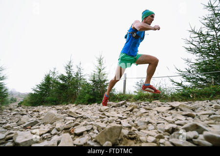 Kaukasischen Mann läuft am Mount Daibosatsu, Yamanashi Präfektur, Japan Stockfoto