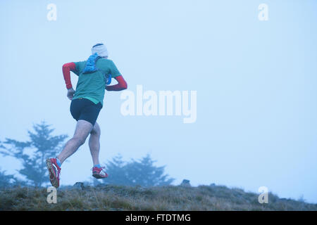 Kaukasischen Mann läuft am Mount Daibosatsu, Yamanashi Präfektur, Japan Stockfoto