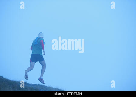 Kaukasischen Mann läuft am Mount Daibosatsu, Yamanashi Präfektur, Japan Stockfoto