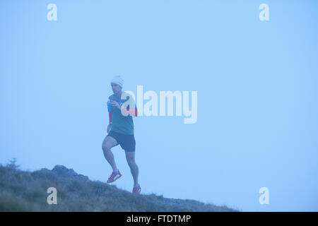 Kaukasischen Mann läuft am Mount Daibosatsu, Yamanashi Präfektur, Japan Stockfoto