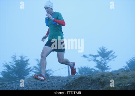 Kaukasischen Mann läuft am Mount Daibosatsu, Yamanashi Präfektur, Japan Stockfoto