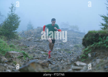 Kaukasischen Mann läuft am Mount Daibosatsu, Yamanashi Präfektur, Japan Stockfoto