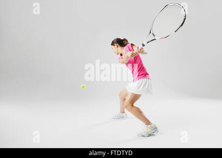 Junge japanische Tennisspielerin in Aktion Stockfoto