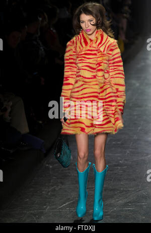 New York City, USA - 15. Februar 2016: Alice Metza geht die Start-und Landebahn bei Jeremy Scott Show während der NYFW F/W 2016 Stockfoto