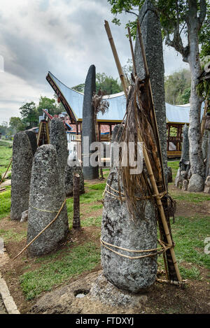 Zeremonie mit Megalithen. Bori Kalimbuang oder Bori Parinding. Es ist eine Kombination aus zeremoniellen Gründen und Bestattungen. Tana-Tor Stockfoto