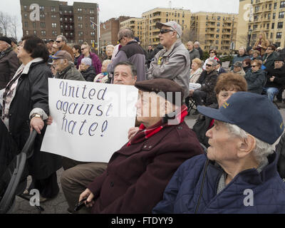 Kundgebung gegen Hass und Antisemitismus im Holocaust Memorial Park in Sheepshead Bay in Brooklyn, New York, 13. März 2016.  Mitglied Stockfoto