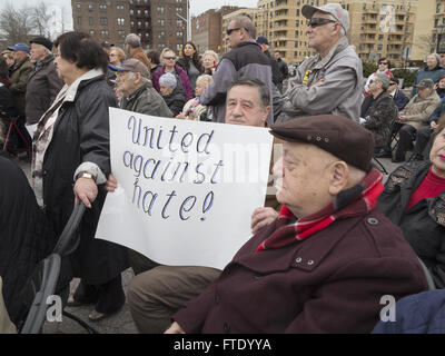 Kundgebung gegen Hass und Antisemitismus im Holocaust Memorial Park in Sheepshead Bay in Brooklyn, New York, 13. März 2016.  Mitglied Stockfoto