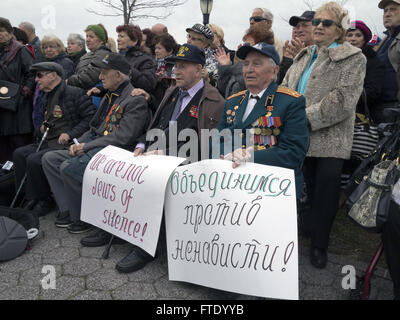 Kundgebung gegen Hass und Antisemitismus im Holocaust Memorial Park in Sheepshead Bay in Brooklyn, New York, 13. März 2016.  Mitglied Stockfoto