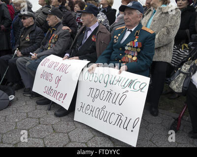 Kundgebung gegen Hass und Antisemitismus im Holocaust Memorial Park in Sheepshead Bay in Brooklyn, New York, 13. März 2016.  Mitglied Stockfoto