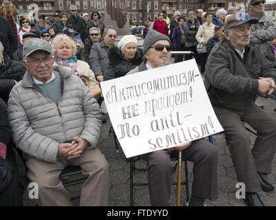 Kundgebung gegen Hass und Antisemitismus im Holocaust Memorial Park in Sheepshead Bay in Brooklyn, New York, 13. März 2016.  Mitglied Stockfoto