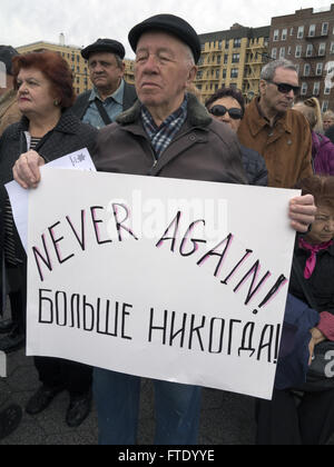 Kundgebung gegen Hass und Antisemitismus im Holocaust Memorial Park in Sheepshead Bay in Brooklyn, New York, 13. März 2016.  Mitglied Stockfoto