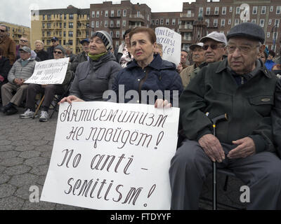 Kundgebung gegen Hass und Antisemitismus im Holocaust Memorial Park in Sheepshead Bay in Brooklyn, New York, 13. März 2016.  Mitglied Stockfoto