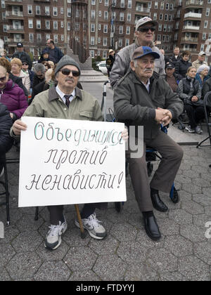 Kundgebung gegen Hass und Antisemitismus im Holocaust Memorial Park in Sheepshead Bay in Brooklyn, New York, 13. März 2016.  Mitglied Stockfoto