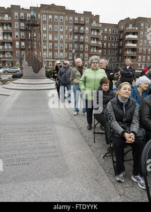 Kundgebung gegen Hass und Antisemitismus im Holocaust Memorial Park in Sheepshead Bay in Brooklyn, New York, 13. März 2016.  Mitglied Stockfoto