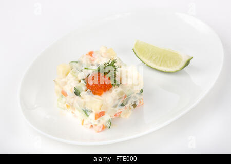 Russischer Salat auf weißem Hintergrund Stockfoto