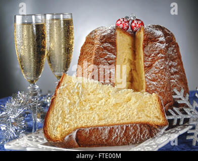 Pandoro - traditionelle italienische Weihnachtskuchen mit Champagner-Gläser Stockfoto