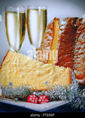 Pandoro - traditionelle italienische Weihnachtskuchen mit Champagner-Gläser Stockfoto