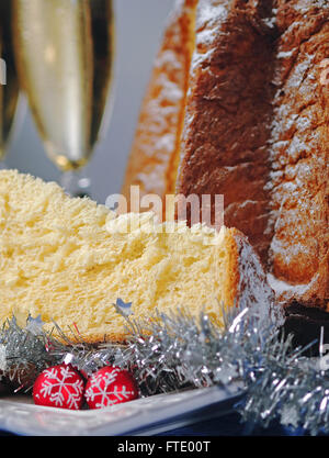 Pandoro - traditionelle italienische Weihnachtskuchen mit Champagner-Gläser Stockfoto