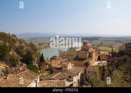 Miravet ist ein altes kleines Dorf mitten in der Terres de Ebre, in einer schönen Landschaft zwischen Bergen, th Stockfoto