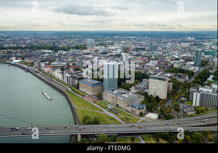 Blick auf Skyline von Düsseldorf aus der City TV tower Stockfoto