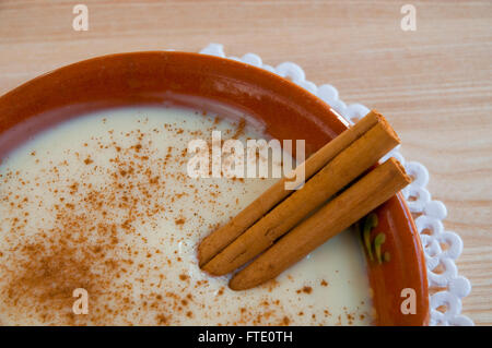 Pudding, machte typisches Dessert aus Milch, Eiern und Zucker. Spanien. Stockfoto