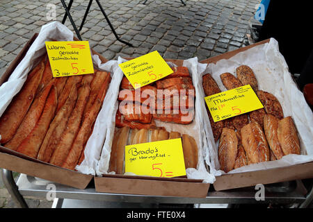 Geräucherter Fisch (Lachs, Makrele und Hering) zu verkaufen in Gouda, Südholland, Niederlande. Stockfoto