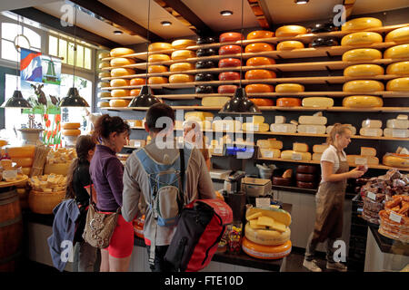 Räder von Gouda Käse für den Verkauf in der ''Kaaswinkeltje' cheese shop in Gouda, Südholland, Niederlande. Stockfoto