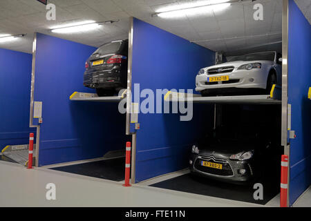 Ein Multi-Ebene, gestapelte Auto-Parksystem in Delft, Niederlande. Stockfoto