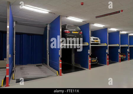 Ein Multi-Ebene, gestapelte Auto-Parksystem in Delft, Niederlande. Stockfoto