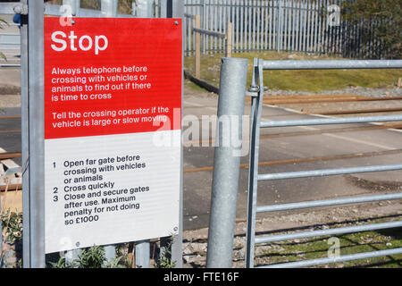 Zeichen eines Bahnübergangs von einem Bahnübergang in Widnes, Cheshire. Stockfoto